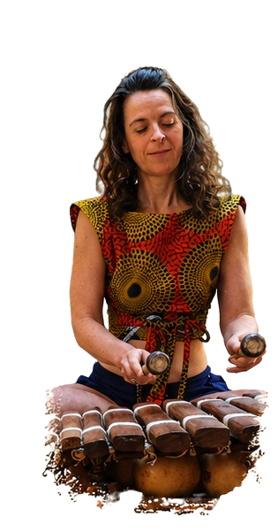 Alice Weith joue du balafon