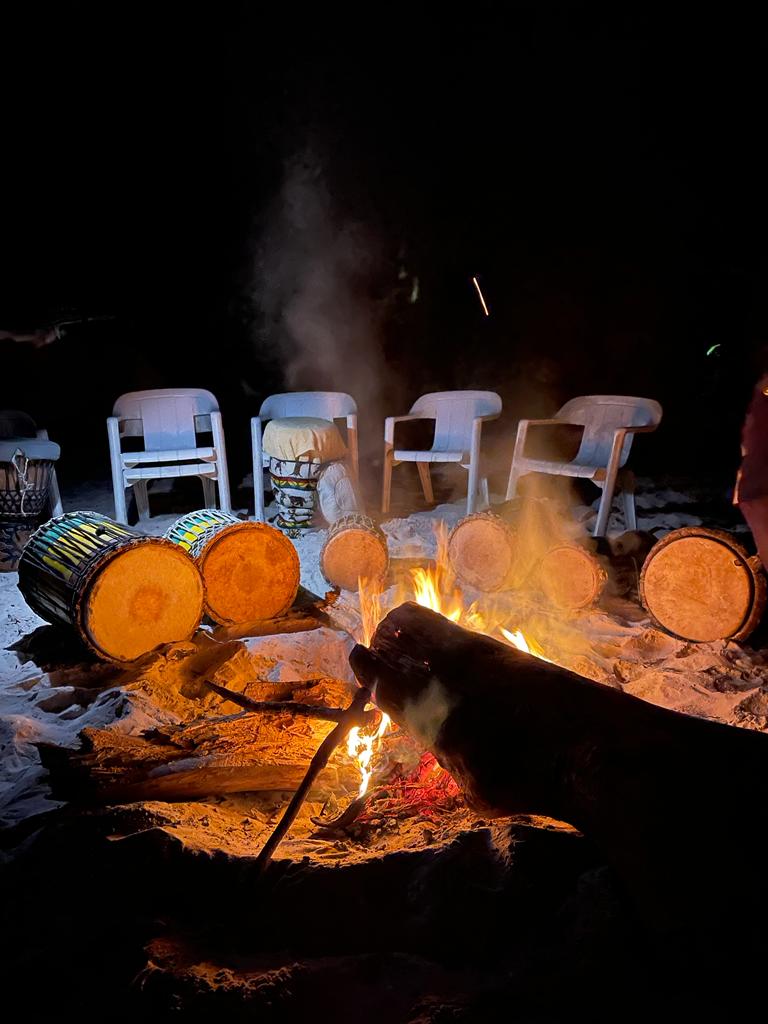 Djembés autour d’un feu, au Sénégal